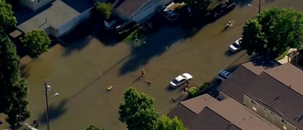 Κάτοικοι με στρώματα θαλάσσης σε πλημμυρισμένους δρόμους
