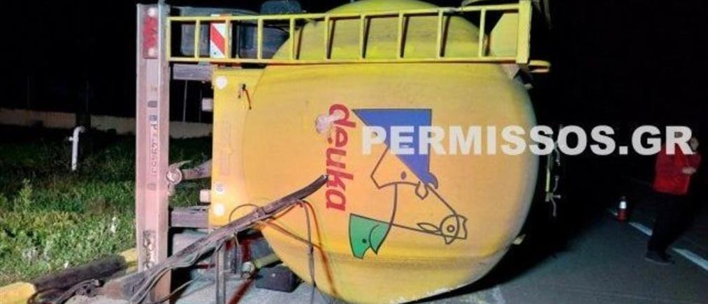 Βοιωτία: Ανατράπηκε βυτιοφόρο στη Θηβών - Λιβαδειάς (εικόνες)