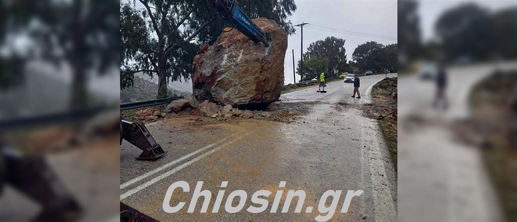 Χίος: Ξεκίνησε η απομάκρυνση του γιγαντιαίου βράχου που έπεσε στο οδόστρωμα (εικόνες)