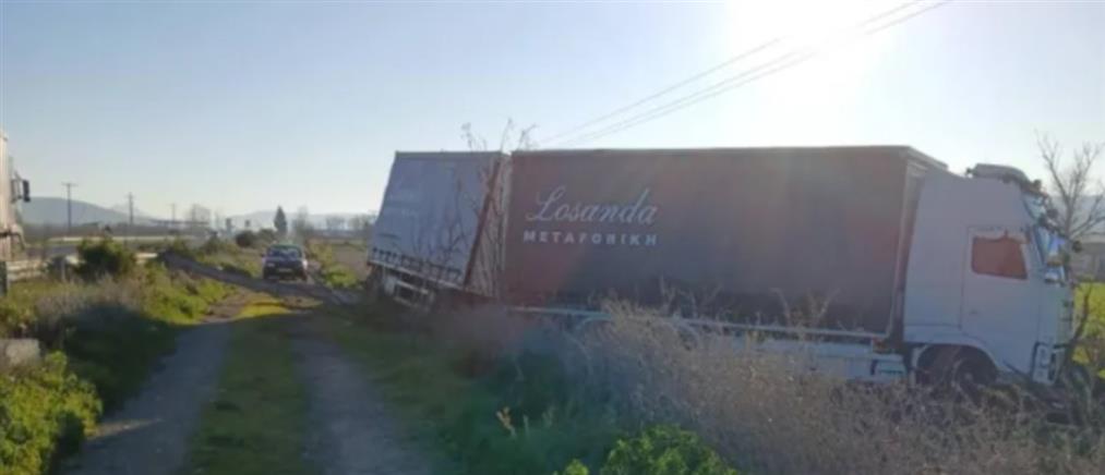 ΠΕΟ Λιβαδειάς - Θήβας: Σύγκρουση νταλίκας με αγροτικό όχημα - Νεκρός ένας 41χρονος (εικόνες)