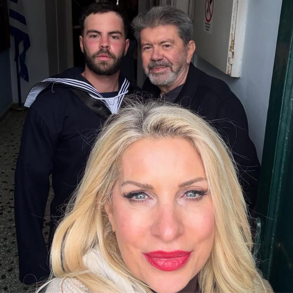 Ελένη Μενεγάκη: Στην ορκωμοσία του γιου της, Άγγελου με τον Γιάννη Λάτσιο & τον Μάκη Παντζόπουλο (Photos)