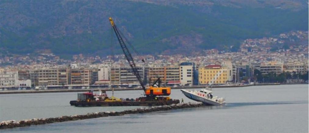 Βόλος: Ξεκίνησε η ανέλκυση του σκάφους του λιμενικού που βρέθηκε πάνω σε βραχίονα του λιμανιού