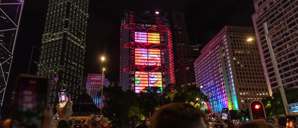 Πρωτοχρονιά στον κόσμο: Η υφήλιος αποχαιρετά το 2025 με πυροτεχνήματα και παγωμένες βουτιές