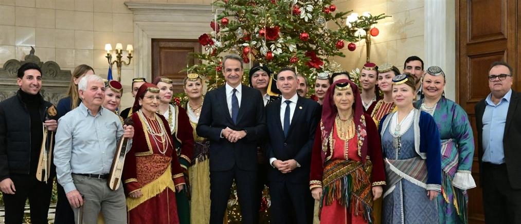 Τα πρωτοχρονιάτικα κάλαντα ήχησαν στο Μέγαρο Μαξίμου