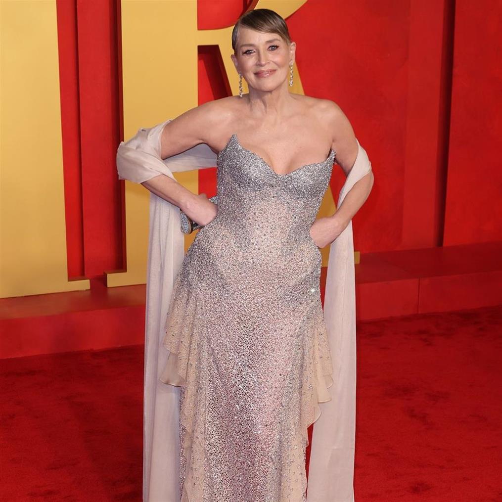 Σάρον Στόουν: Δείτε την να ζωγραφίζει στο Instagram τόπλες