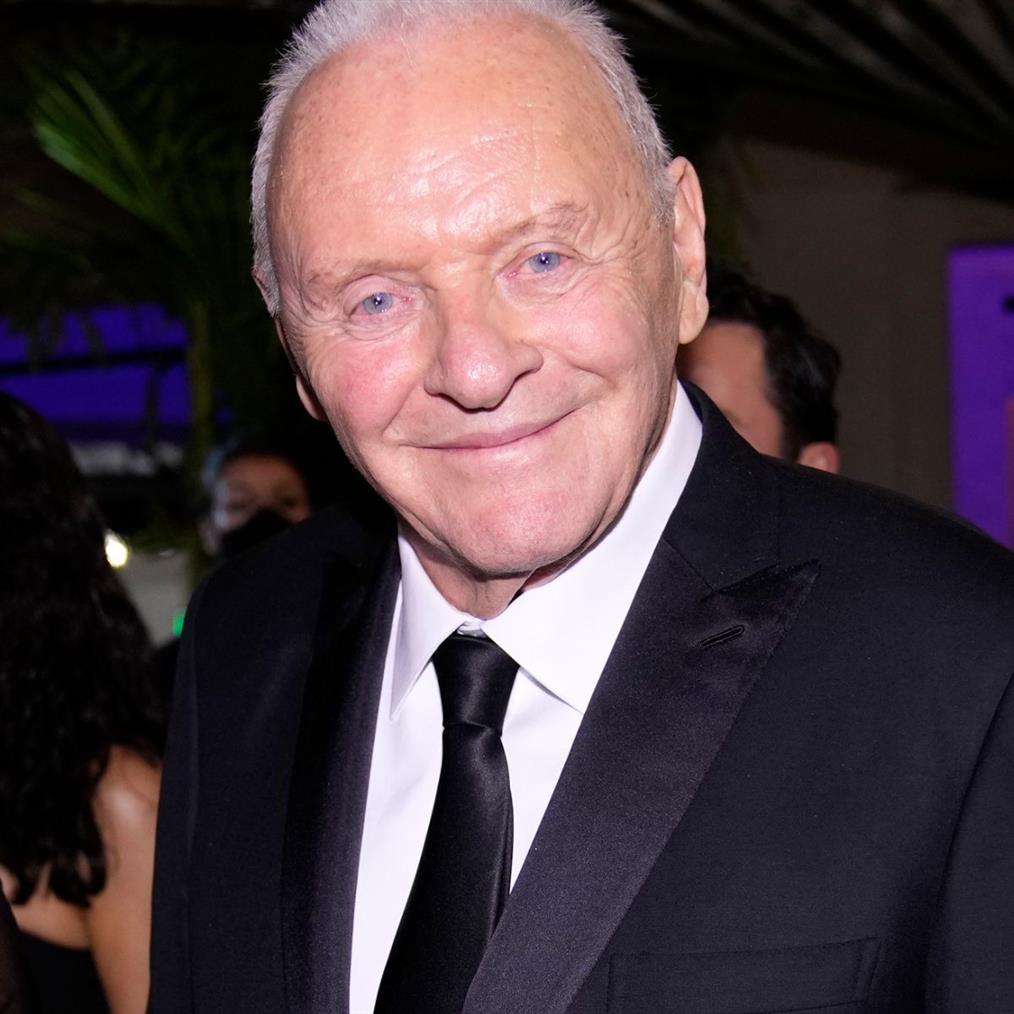 Άντονι Χόπκινς: Χόρεψε το συρτάκι του "Ζορμπά" στα 86 του - Το βίντεο με ρεκόρ προβολών στα social media