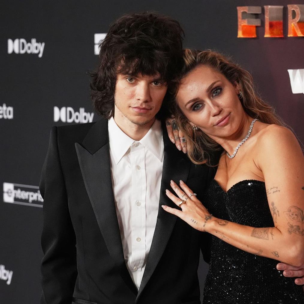 Μάιλι Σάιρους: Αρραβωνιάστηκε με τον σύντροφό της, Μαξ Μοράντο - Οι φωτογραφίες στο κόκκινο χαλί με το μονόπετρο