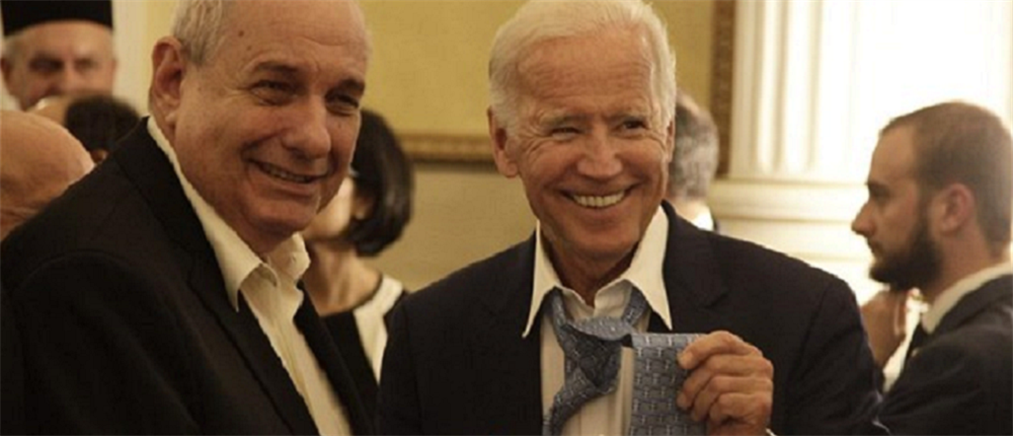 Αντάλλαξαν γραβάτες Μπάιντεν και Κουίκ (φωτό)