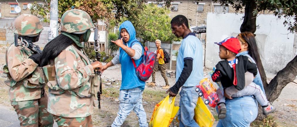 Κορονοϊός: Με πλαστικές σφαίρες διέλυσαν πλήθος έξω από σούπερ μάρκετ