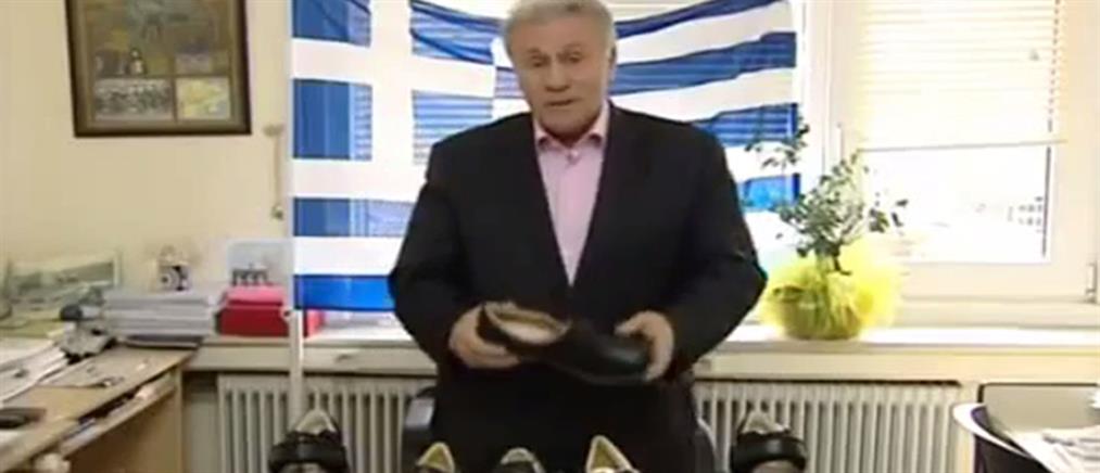 Ο Παναγιώτης Ψωμιάδης πουλάει παπούτσια στην τηλεόραση (Βίντεο)