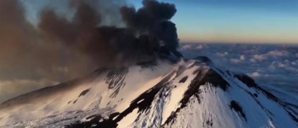 Ιταλία: “Ξύπνησε” η χιονισμένη Αίτνα (εικόνες)