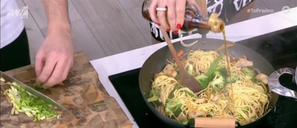 Noodles με κοτόπουλο και μανιτάρια από τον Πέτρο Συρίγο