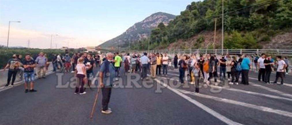 “Μπλόκο” στην Αθηνών-Λαμίας για τους πρόσφυγες στα Καμένα Βούρλα