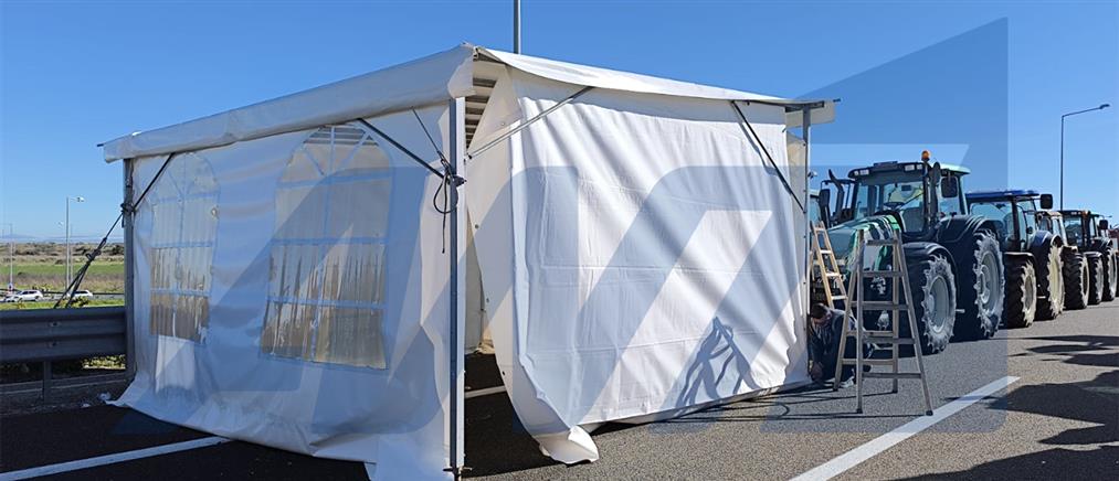 Μπλόκο Καρδίτσα: Έστησαν σκηνές οι αγρότες - Περισσότερα από 1.500 τρακτέρ στον Ε65 (εικόνες)