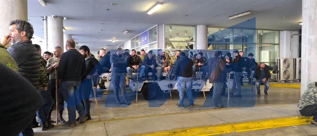 Ηράκλειο: Στην πίστα του αεροδρομίου οι αγρότες μετά τα επεισόδια (βίντεο)