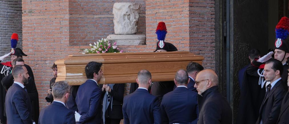 Με λευκά τριαντάφυλλα στην Αιώνια Πόλη - Το τελευταίο αντίο στον Βαλεντίνο (εικόνες)