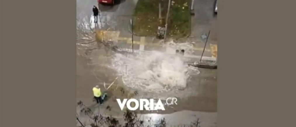 Θεσσαλονίκη: Έσκασε αγωγός νερού και τραυμάτισε τέσσερις εργάτες της ΕΥΑΘ (βίντεο)
