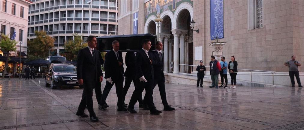 Ξεκίνησε στο παρεκκλήσι της Μητρόπολης Αθηνών ο αποχαιρετισμός στον Διονύση Σαββόπουλο