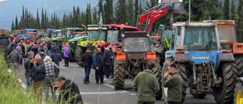 Σε αποκλεισμό της Εθνικής Οδού Αθηνών-Λαμίας προχώρησαν οι αγρότες της Φθιώτιδας