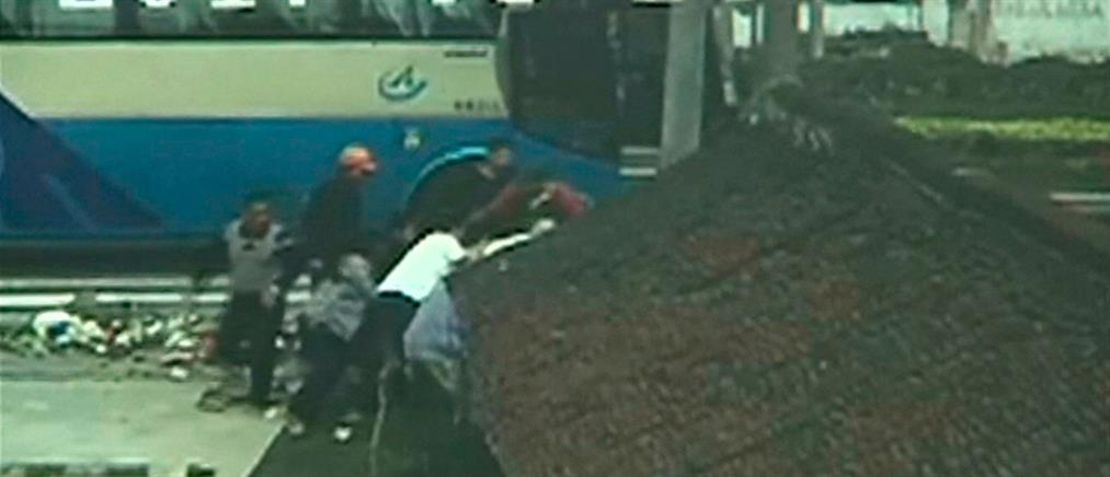 Περαστικοί σήκωσαν αυτοκίνητο για να απεγκλωβίσουν οδηγό τρικύκλου (βίντεο)