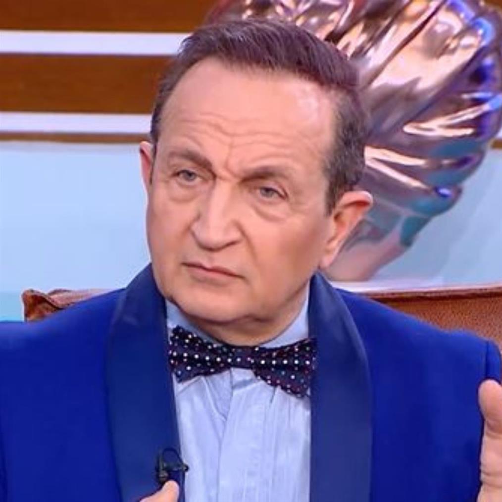 Σπύρος Μπιμπίλας: Απαντά για το πουκάμισο με παπαγάλους που φόρεσε στην ορκωμοσία της Βουλής και προκάλεσε αντιδράσεις