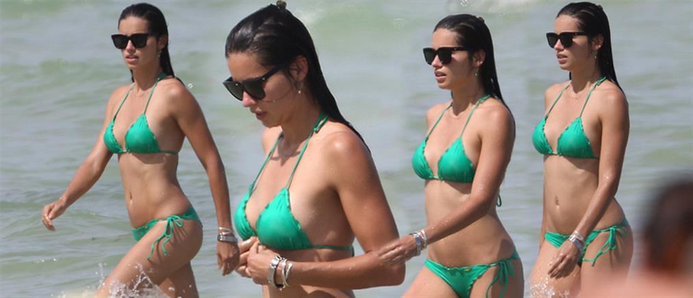 H Adriana Lima ανάβει φωτιές με το πράσινο μπικίνι της...