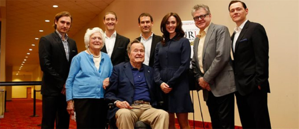 Ηθοποιός κατηγορεί τον Τζορτζ Μπους ότι την... χούφτωσε