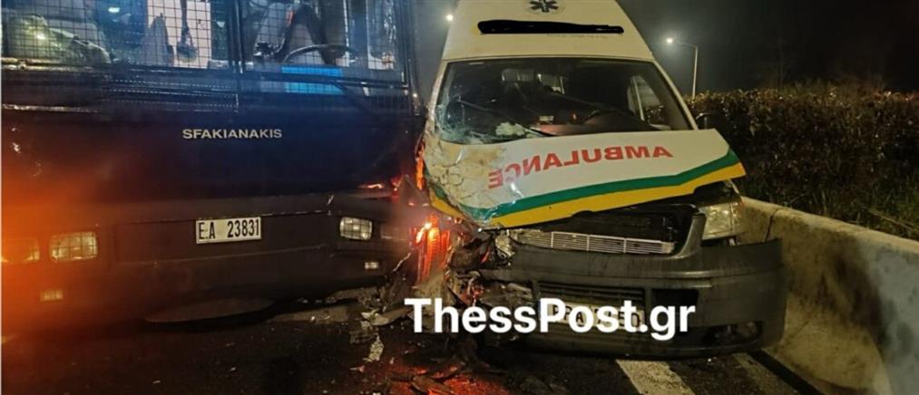 Πλατύκαμπος Λάρισας: Ασθενοφόρο συγκρούστηκε με όχημα της αστυνομίας (εικόνες)