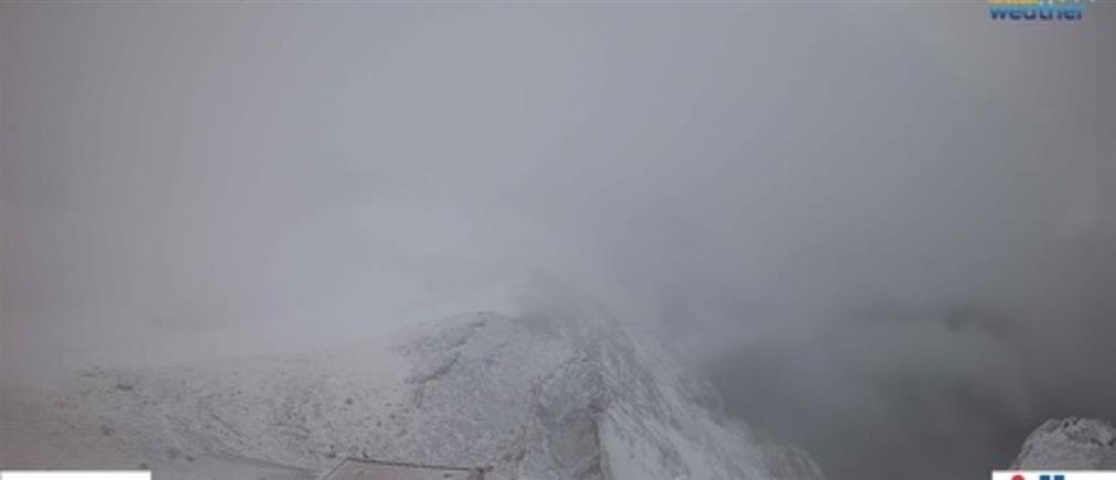 Έπεσαν οι πρώτες νιφάδες χιονιού στα χιονοδρομικά κέντρα