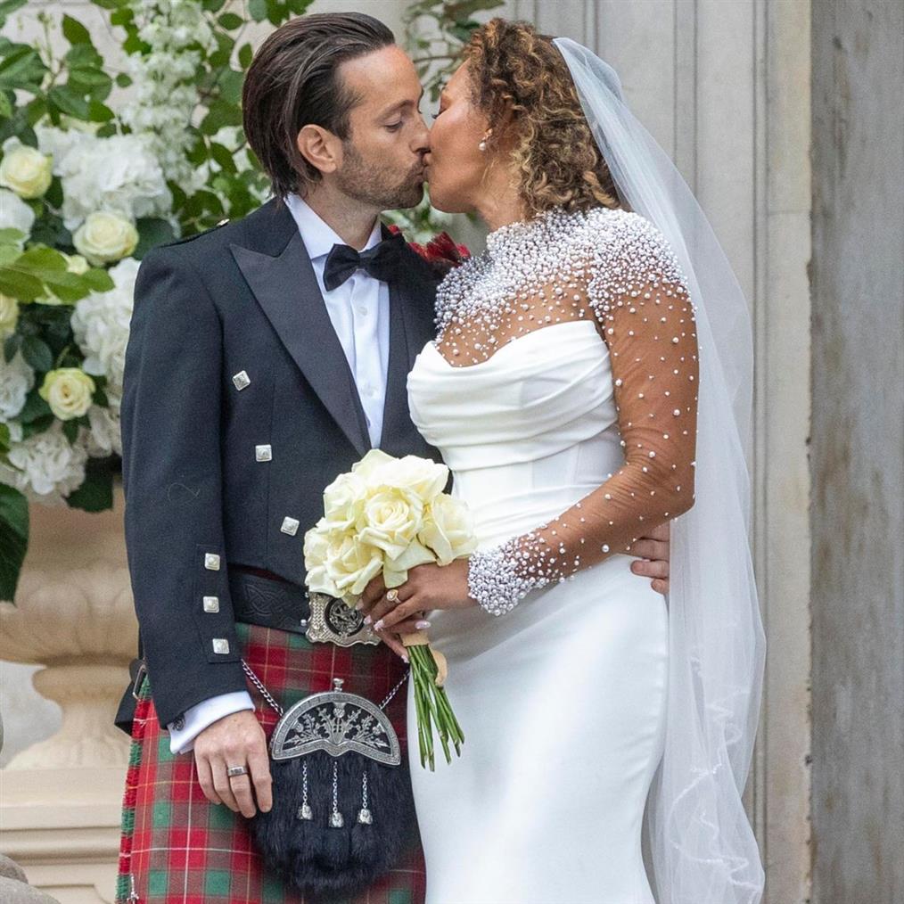 Mel B: Η 50χρονη "Spice Girl" παντρεύτηκε τον 37χρονο σύντροφό της (Φωτογραφίες)