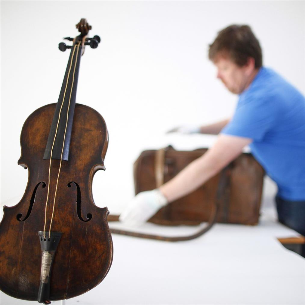 Τιτανικός: Βιολί με ιστορία από τα γυρίσματα της ταινίας βρήκε νέο ιδιοκτήτη