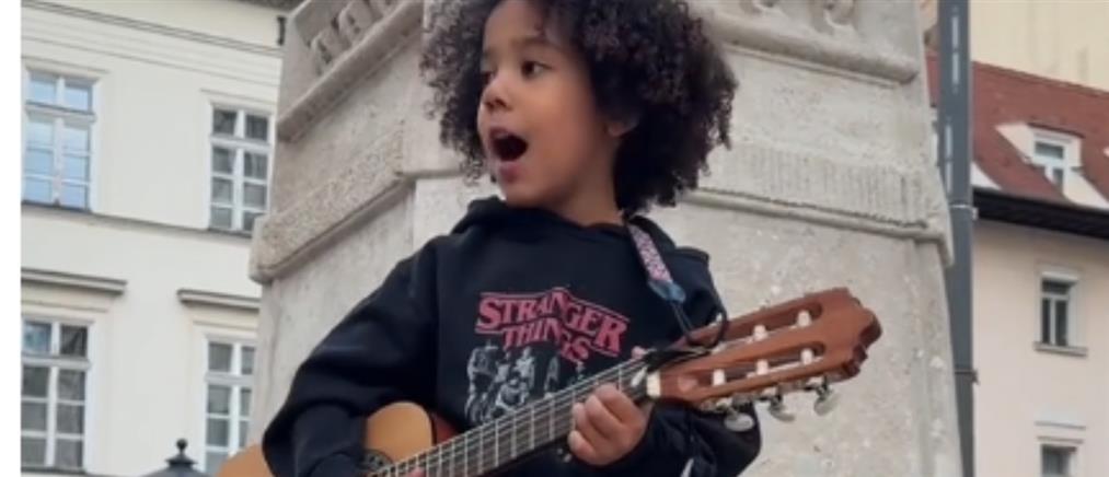 Το Παιδί-Θαύμα των Δρόμων: Ο Μικρός Τζόναθαν που Μαγνητίζει τον Κόσμο