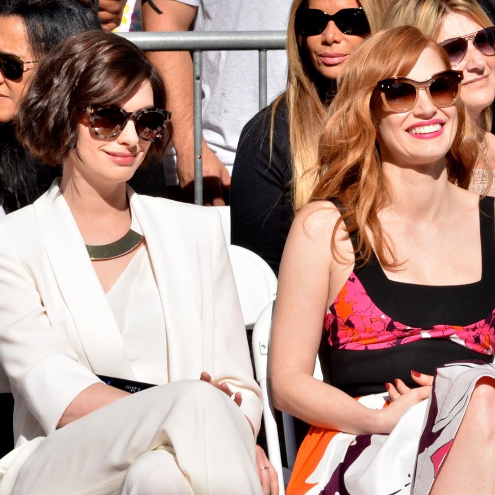 Anne Hathaway - Jessica Chastain: Το beauty treatment που έκαναν μέσα σε αεροπλάνο & η φωτογραφία που έκανε "πάταγο" στο Instagram