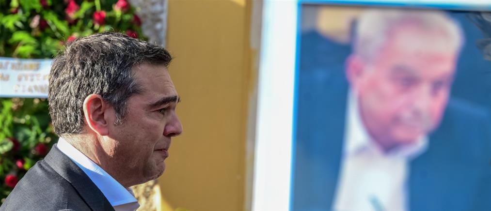 Σε κλίμα συγκίνησης το τελευταίο αντίο στον Αλέκο Φλαμπουράρη – Ο επικήδειος του Αλέξη Τσίπρα (εικόνες)