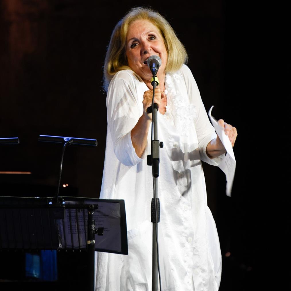 Κάρμεν Ρουγγέρη: "Ήθελα να είμαι βέβαιη ότι θα μείνω για μια ζωή με τον σύζυγο μου και άργησα να κάνω παιδί"