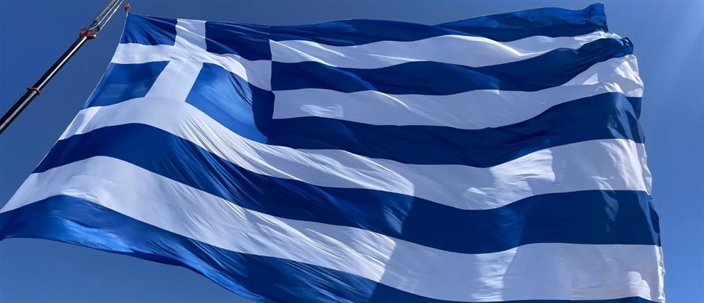 Ηράκλειο: Υψώθηκε σημαία των 1.440 τετραγωνικών μέτρων