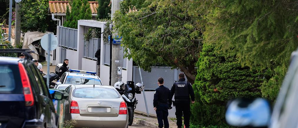 Νεκρός άνδρας σε πορτ παγκάζ αυτοκινήτου στη Γλυφάδα - Συνελήφθη ο γιος του, είχε σκοτώσει και τη μητέρα του το 2014