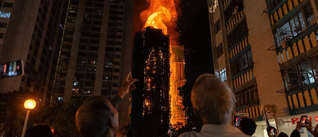 Χονγκ Κονγκ: Αυξάνεται ο τραγικός απολογισμός της φωτιάς σε ουρανοξύστες - Τρεις συλλήψεις (εικόνες)