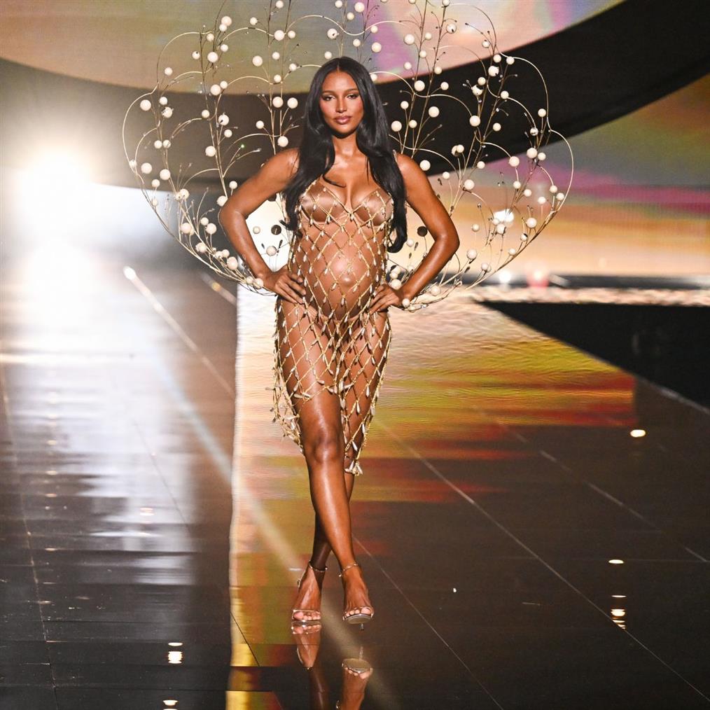 Γέννησε η Τζάσμιν Τουκς: Είχε ανοίξει το Victoria’s Secret Fashion Show στον 9o μήνα της εγκυμοσύνης της
