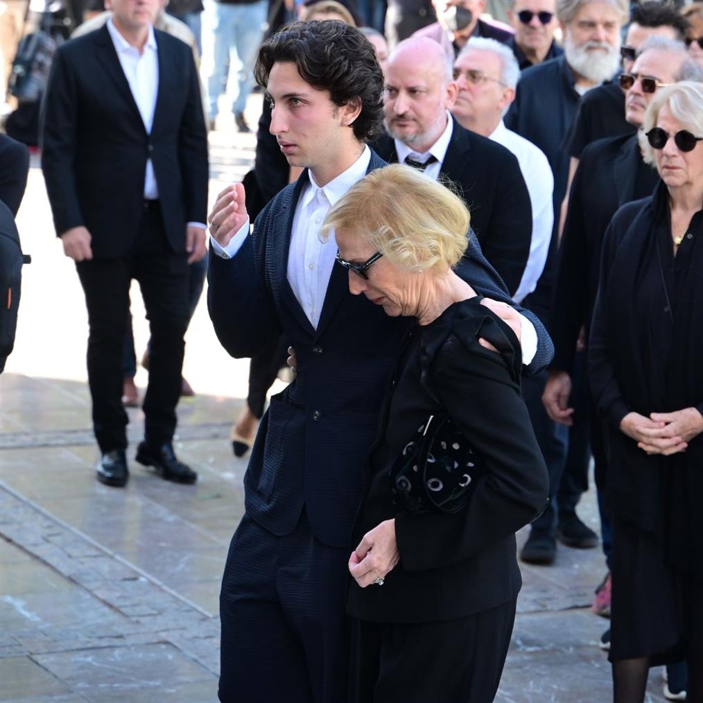 Διονύσης Σαββόπουλος: Συντετριμμένη η σύζυγός του, Άσπα στην Μητρόπολη Αθηνών