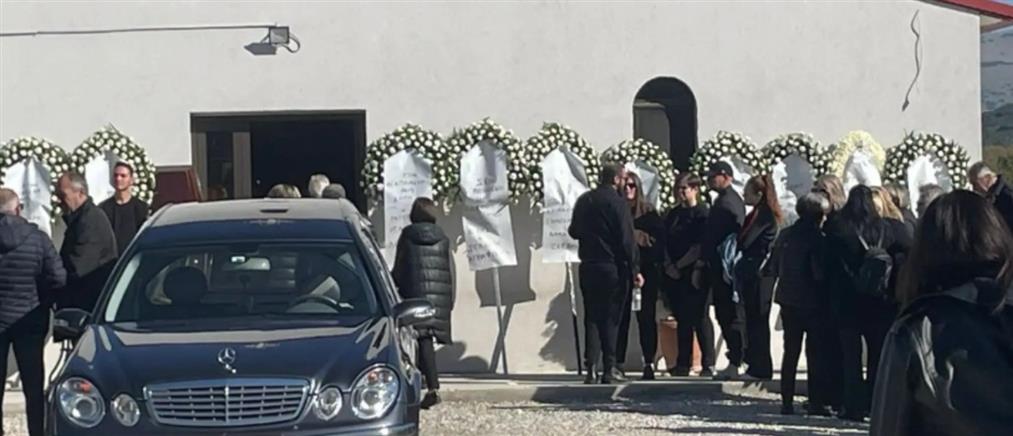 Λάρισα: Σε βαρύ κλίμα η κηδεία της 49χρονης που εγκλωβίστηκε σε μηχάνημα φούρνου (Εικόνες)