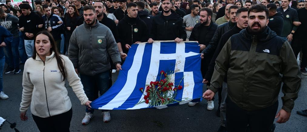 Στην κορυφή της πορείας η αιματοβαμμένη σημαία-σύμβολο του Πολυτεχνείου