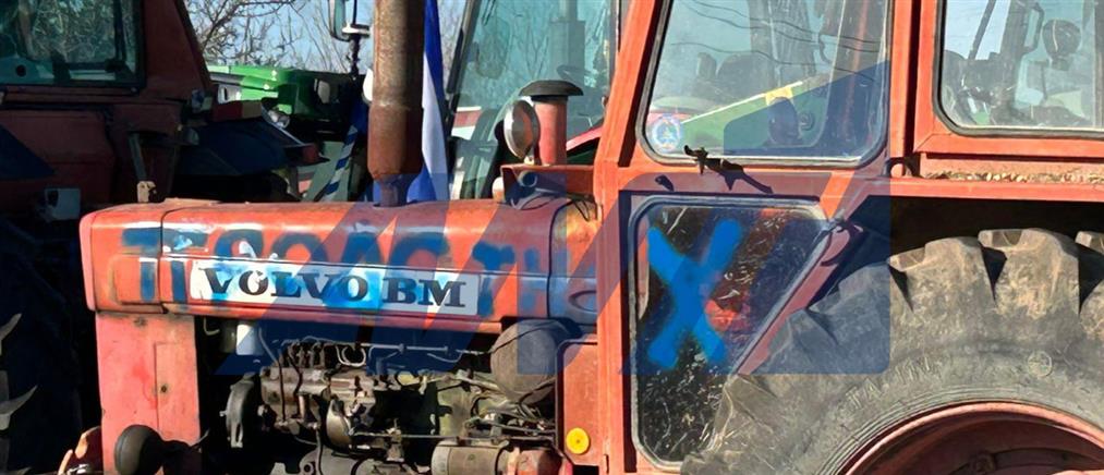 Μπλόκο Νίκαιας: Βανδάλισαν τρακτέρ αγροτών που πήγαν στην συνάντηση με τον Μητσοτάκη (εικόνες)