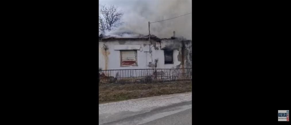 Φωτιά σε μονοκατοικία στην Πτολεμαΐδα – Στο νοσοκομείο με αναπνευστικά προβλήματα ένας ηλικιωμένος (βίντεο)