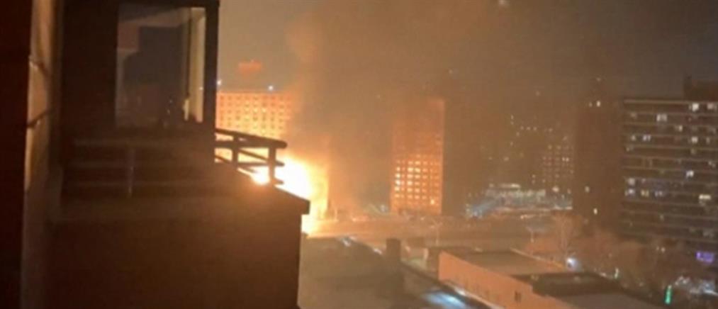 Έκρηξη και φωτιά σε φορτηγό που μετέφερε φιάλες προπανίου (εικόνες)