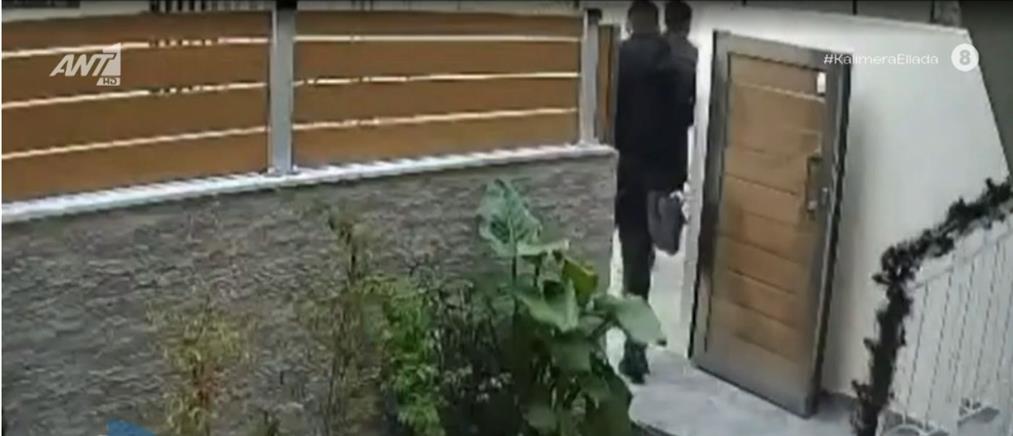 Χαϊδάρι: Προσποιούμενοι ότι έλεγαν τα κάλαντα έκλεψαν... παπούτσια