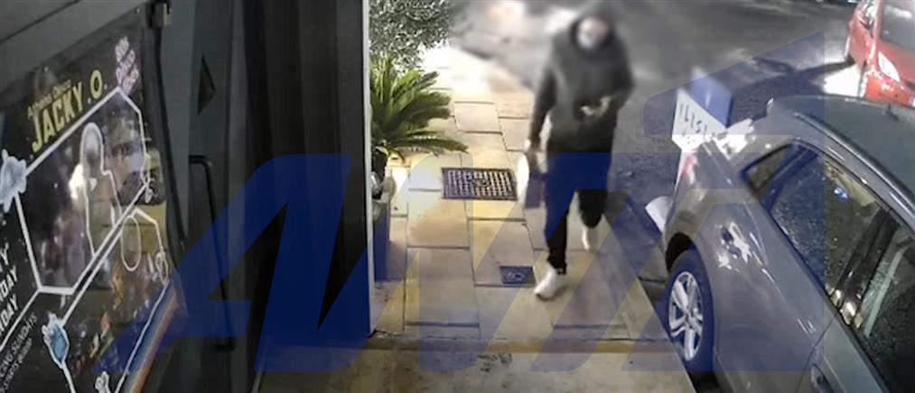 Έκρηξη - Ιλίσια: Η στιγμή που ο δράστης τοποθετεί τον εκρηκτικό μηχανισμό έξω από τη ντισκοτέκ (βίντεο)