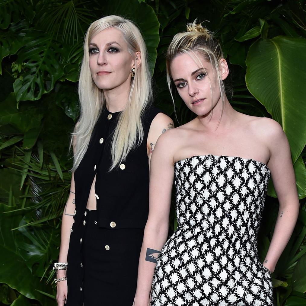 Κρίστεν Στιούαρτ: Το πρώτο βίντεο από τον γάμο της με την Ντίλαν Μέγιερ στο Λος Άντζελες - Τι φόρεσαν αντί για νυφικά