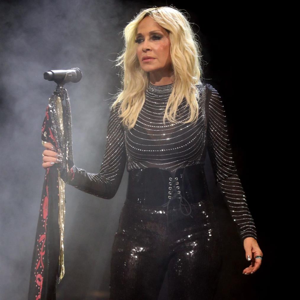 Άννα Βίσση: Γενικό μπλακ άουτ στη συναυλία της στα Χανιά - Συνέχισε να τραγουδά παρά το τεχνικό πρόβλημα 
