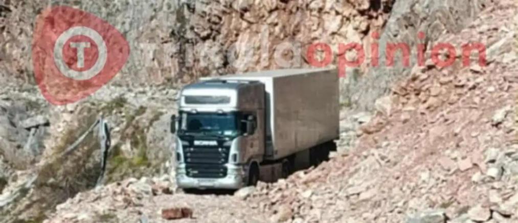 Τρίκαλα: Νταλίκα εγκλωβίστηκε σε χωματόδρομο λόγω…GPS (εικόνες)